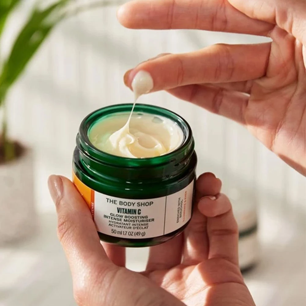 The Body Shop - Vitamin C Glow Boosting Moisturizer - 50 ml - Image 3
